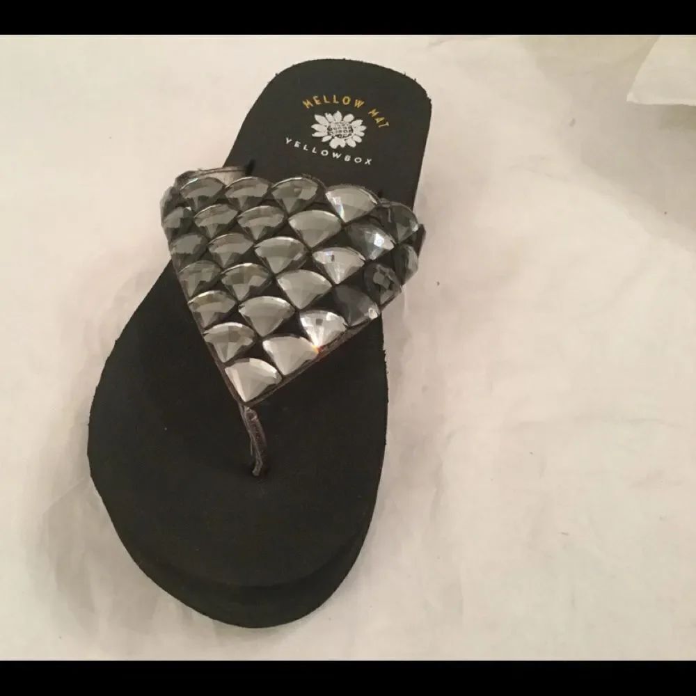 Yellow box mellow Nate sandals black Women’s 6